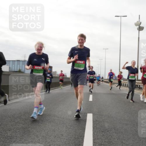 03.10.2025 - Köhlbrandbrückenlauf Matties Gatica Varas http://msf.ph/oto/9190065 03.10.2025 16:00:46 Position 3  meine-sportfotos.de