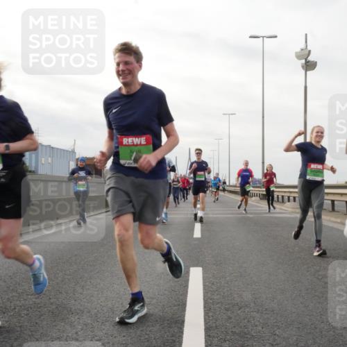 03.10.2025 - Köhlbrandbrückenlauf Matties Gatica Varas http://msf.ph/oto/9190066 03.10.2025 16:00:47 Position 3  meine-sportfotos.de