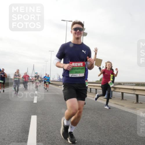 03.10.2025 - Köhlbrandbrückenlauf Matties Gatica Varas http://msf.ph/oto/9190078 03.10.2025 16:00:50 Position 3 9653 meine-sportfotos.de