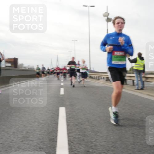 03.10.2025 - Köhlbrandbrückenlauf Matties Gatica Varas http://msf.ph/oto/9190110 03.10.2025 16:00:57 Position 3  meine-sportfotos.de