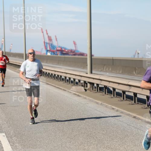 03.10.2025 - Köhlbrandbrückenlauf Yannick Fuchs http://msf.ph/oto/9190111 03.10.2025 11:49:58 Position 3 361, 5959, 6285 meine-sportfotos.de