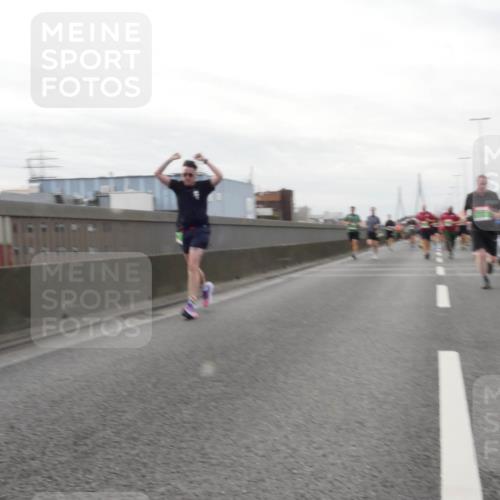 03.10.2025 - Köhlbrandbrückenlauf Matties Gatica Varas http://msf.ph/oto/9190112 03.10.2025 16:00:58 Position 3  meine-sportfotos.de