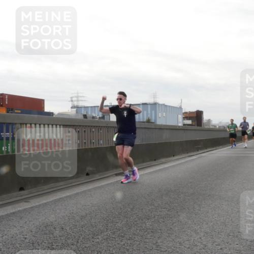 03.10.2025 - Köhlbrandbrückenlauf Matties Gatica Varas http://msf.ph/oto/9190114 03.10.2025 16:00:58 Position 3  meine-sportfotos.de