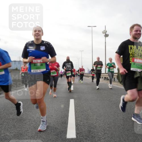 03.10.2025 - Köhlbrandbrückenlauf Matties Gatica Varas http://msf.ph/oto/9190186 03.10.2025 16:01:14 Position 3 8864 meine-sportfotos.de