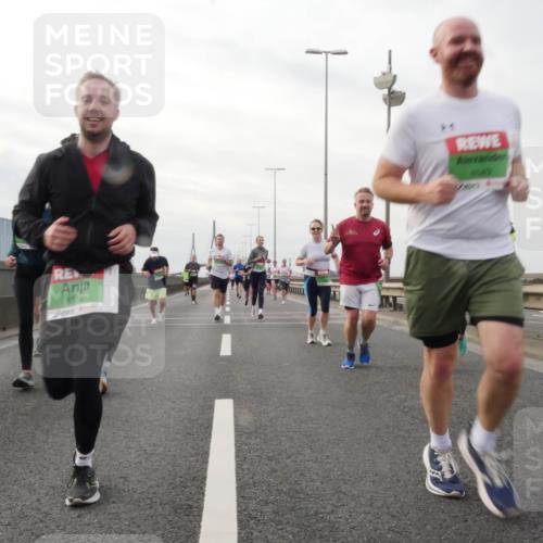 03.10.2025 - Köhlbrandbrückenlauf Matties Gatica Varas http://msf.ph/oto/9190230 03.10.2025 16:01:25 Position 3 8550 meine-sportfotos.de