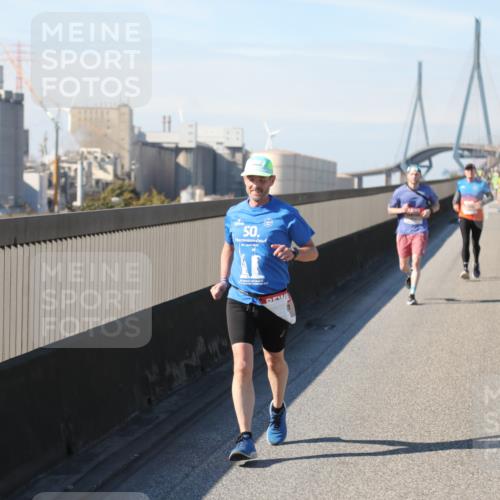 03.10.2025 - Köhlbrandbrückenlauf Yannick Fuchs http://msf.ph/oto/9190246 03.10.2025 11:50:16 Position 3 50, 34, 2013 meine-sportfotos.de