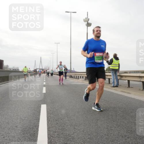 03.10.2025 - Köhlbrandbrückenlauf Matties Gatica Varas http://msf.ph/oto/9190277 03.10.2025 16:01:35 Position 3  meine-sportfotos.de