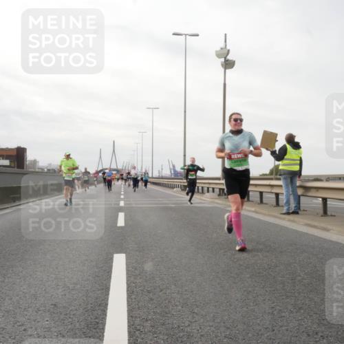 03.10.2025 - Köhlbrandbrückenlauf Matties Gatica Varas http://msf.ph/oto/9190291 03.10.2025 16:01:37 Position 3  meine-sportfotos.de