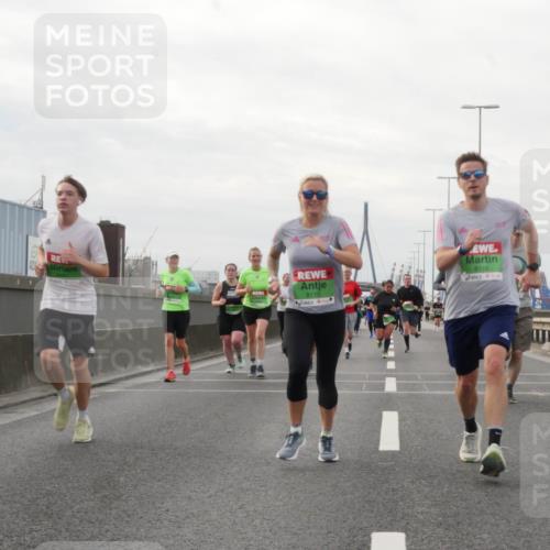 03.10.2025 - Köhlbrandbrückenlauf Matties Gatica Varas http://msf.ph/oto/9190418 03.10.2025 16:02:13 Position 3 8115, 8116 meine-sportfotos.de