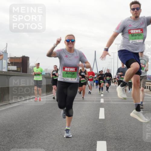 03.10.2025 - Köhlbrandbrückenlauf Matties Gatica Varas http://msf.ph/oto/9190420 03.10.2025 16:02:14 Position 3 9431, 8115, 8116 meine-sportfotos.de