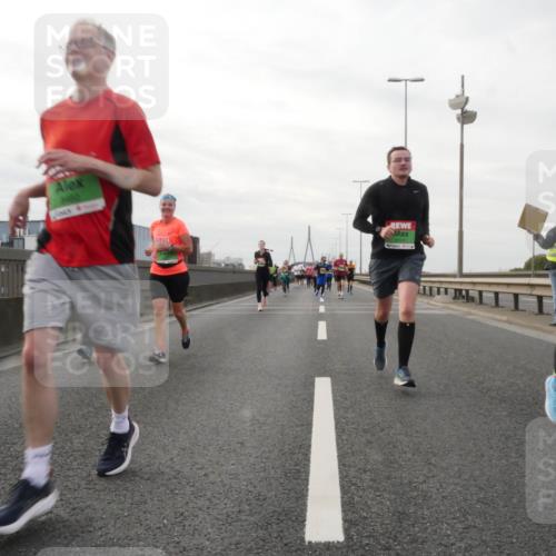 03.10.2025 - Köhlbrandbrückenlauf Matties Gatica Varas http://msf.ph/oto/9190448 03.10.2025 16:02:21 Position 3 8141, 440 meine-sportfotos.de