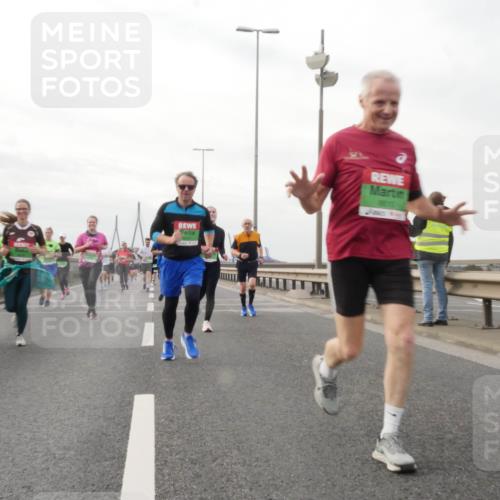 03.10.2025 - Köhlbrandbrückenlauf Matties Gatica Varas http://msf.ph/oto/9190476 03.10.2025 16:02:28 Position 3  meine-sportfotos.de