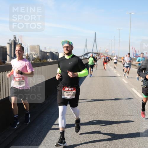 03.10.2025 - Köhlbrandbrückenlauf Yannick Fuchs http://msf.ph/oto/9190565 03.10.2025 11:50:46 Position 3 5870, 5872 meine-sportfotos.de