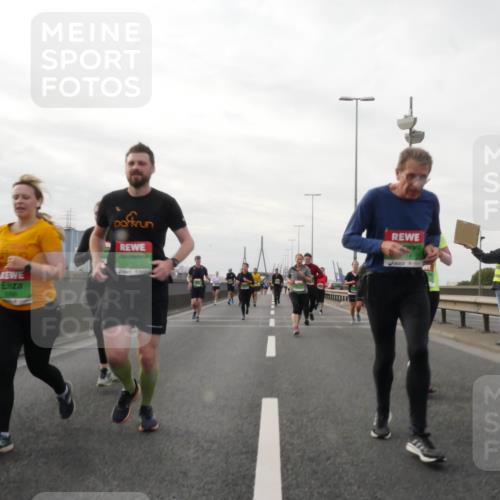 03.10.2025 - Köhlbrandbrückenlauf Matties Gatica Varas http://msf.ph/oto/9190592 03.10.2025 16:02:55 Position 3 8790, 14 meine-sportfotos.de