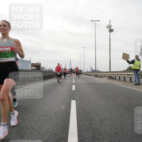 03.10.2025 - Köhlbrandbrückenlauf Matties Gatica Varas http://msf.ph/oto/9190737 03.10.2025 16:03:26 Position 3  meine-sportfotos.de