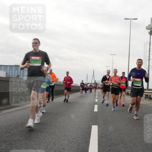 03.10.2025 - Köhlbrandbrückenlauf Matties Gatica Varas http://msf.ph/oto/9190817 03.10.2025 16:03:48 Position 3  meine-sportfotos.de