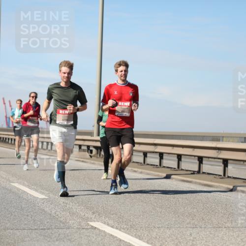 03.10.2025 - Köhlbrandbrückenlauf Yannick Fuchs http://msf.ph/oto/9190832 03.10.2025 11:51:13 Position 3 6799, 6800 meine-sportfotos.de
