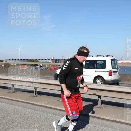 03.10.2025 - Köhlbrandbrückenlauf Yannick Fuchs http://msf.ph/oto/9190838 03.10.2025 12:10:56 Position 3  meine-sportfotos.de