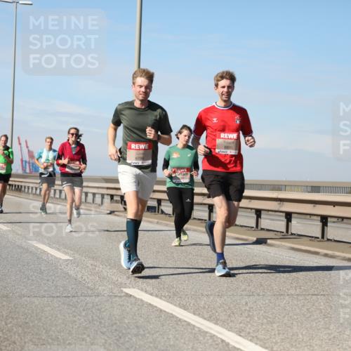 03.10.2025 - Köhlbrandbrückenlauf Yannick Fuchs http://msf.ph/oto/9190839 03.10.2025 11:51:14 Position 3 6799, 6800 meine-sportfotos.de