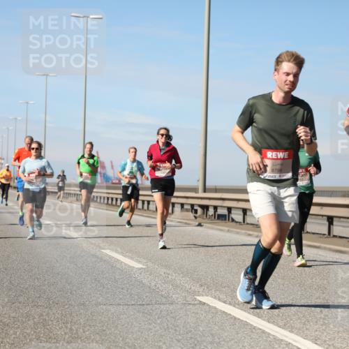 03.10.2025 - Köhlbrandbrückenlauf Yannick Fuchs http://msf.ph/oto/9190849 03.10.2025 11:51:14 Position 3 6799, 6800 meine-sportfotos.de