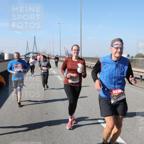 03.10.2025 - Köhlbrandbrückenlauf Yannick Fuchs http://msf.ph/oto/9190910 03.10.2025 12:11:01 Position 3 5550, 6381, 6380 meine-sportfotos.de