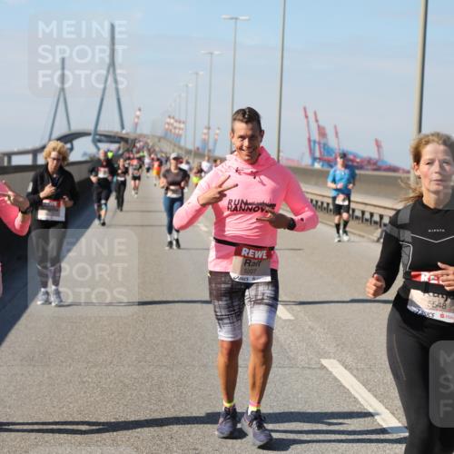 03.10.2025 - Köhlbrandbrückenlauf Yannick Fuchs http://msf.ph/oto/9191019 03.10.2025 12:11:10 Position 3 5221, 5207, 5548 meine-sportfotos.de