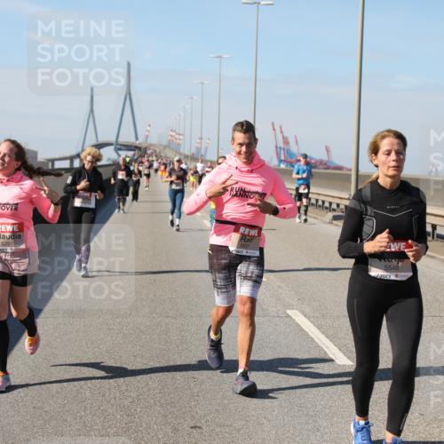 03.10.2025 - Köhlbrandbrückenlauf Yannick Fuchs http://msf.ph/oto/9191022 03.10.2025 12:11:10 Position 3 5221, 5207, 5548 meine-sportfotos.de