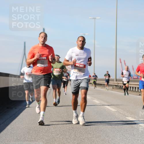 03.10.2025 - Köhlbrandbrückenlauf Yannick Fuchs http://msf.ph/oto/9191157 03.10.2025 11:51:43 Position 3 6781, 6782 meine-sportfotos.de