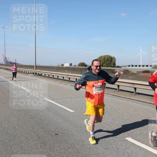 03.10.2025 - Köhlbrandbrückenlauf Yannick Fuchs http://msf.ph/oto/9191158 03.10.2025 12:11:42 Position 3 6003, 888, 6004 meine-sportfotos.de