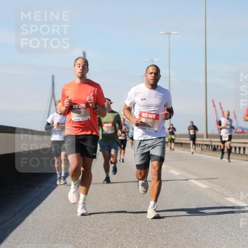 03.10.2025 - Köhlbrandbrückenlauf Yannick Fuchs http://msf.ph/oto/9191159 03.10.2025 11:51:43 Position 3 6781, 6782 meine-sportfotos.de