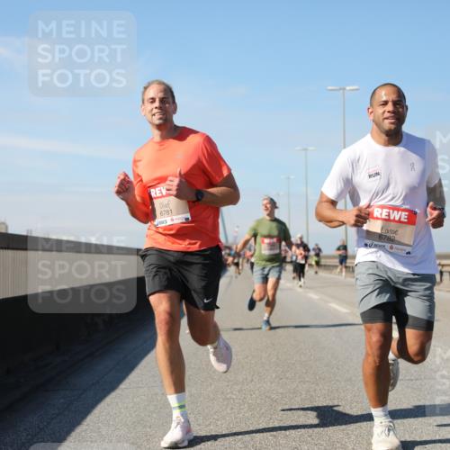 03.10.2025 - Köhlbrandbrückenlauf Yannick Fuchs http://msf.ph/oto/9191175 03.10.2025 11:51:45 Position 3 6781, 6782 meine-sportfotos.de
