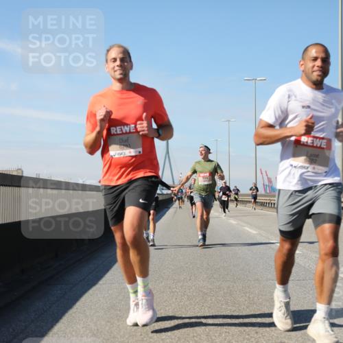 03.10.2025 - Köhlbrandbrückenlauf Yannick Fuchs http://msf.ph/oto/9191177 03.10.2025 11:51:45 Position 3 6781, 6782 meine-sportfotos.de