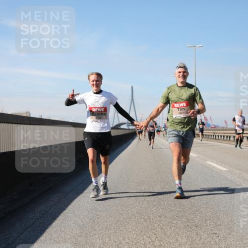 03.10.2025 - Köhlbrandbrückenlauf Yannick Fuchs http://msf.ph/oto/9191193 03.10.2025 11:51:47 Position 3 4358, 5803 meine-sportfotos.de