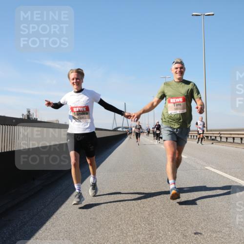 03.10.2025 - Köhlbrandbrückenlauf Yannick Fuchs http://msf.ph/oto/9191207 03.10.2025 11:51:47 Position 3 4358, 5803, 1 meine-sportfotos.de