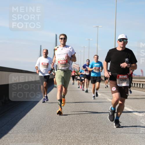 03.10.2025 - Köhlbrandbrückenlauf Yannick Fuchs http://msf.ph/oto/9191329 03.10.2025 11:52:00 Position 3 4929, 5842 meine-sportfotos.de