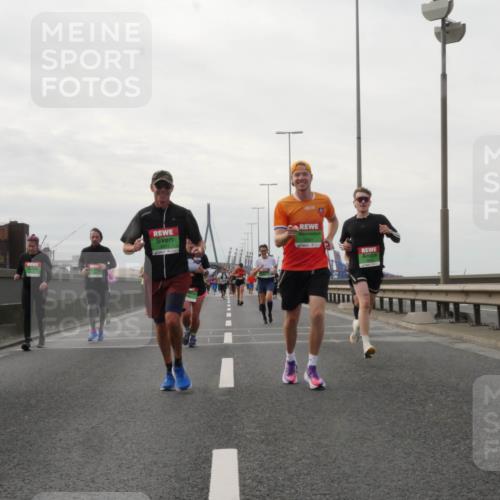 03.10.2025 - Köhlbrandbrückenlauf Matties Gatica Varas http://msf.ph/oto/9191382 03.10.2025 16:06:02 Position 3 8819, 9003 meine-sportfotos.de