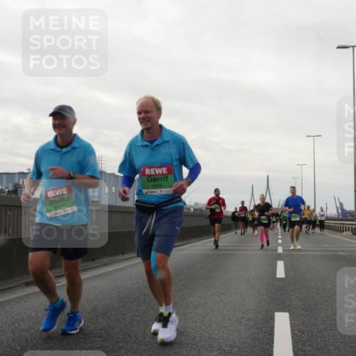 03.10.2025 - Köhlbrandbrückenlauf Matties Gatica Varas http://msf.ph/oto/9191638 03.10.2025 16:07:03 Position 3 8907, 8906 meine-sportfotos.de