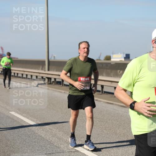 03.10.2025 - Köhlbrandbrückenlauf Yannick Fuchs http://msf.ph/oto/9191660 03.10.2025 12:12:32 Position 3 196, 6201 meine-sportfotos.de