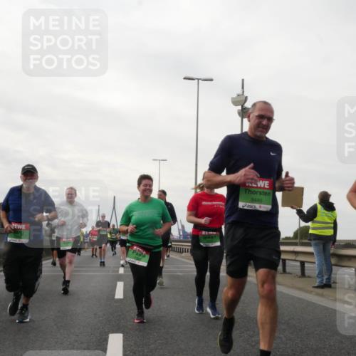 03.10.2025 - Köhlbrandbrückenlauf Matties Gatica Varas http://msf.ph/oto/9191694 03.10.2025 16:07:16 Position 3 9350, 9445, 9443 meine-sportfotos.de