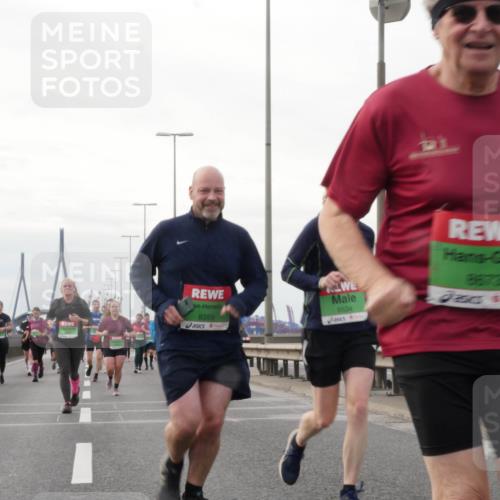 03.10.2025 - Köhlbrandbrückenlauf Matties Gatica Varas http://msf.ph/oto/9191770 03.10.2025 16:07:35 Position 3 8359, 8534, 8673 meine-sportfotos.de