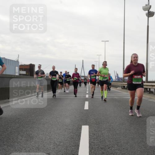 03.10.2025 - Köhlbrandbrückenlauf Matties Gatica Varas http://msf.ph/oto/9191790 03.10.2025 16:07:40 Position 3  meine-sportfotos.de