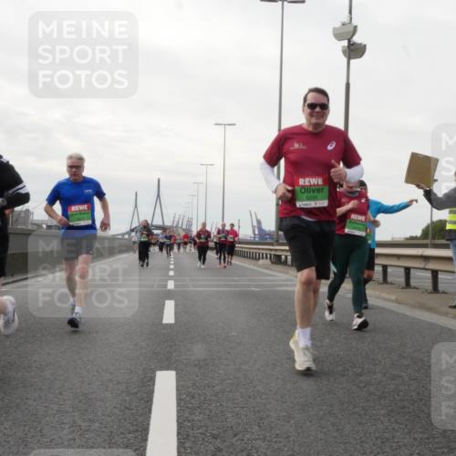 03.10.2025 - Köhlbrandbrückenlauf Matties Gatica Varas http://msf.ph/oto/9191820 03.10.2025 16:07:46 Position 3 7868, 9234, 8379 meine-sportfotos.de