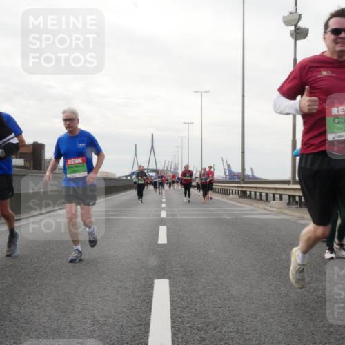 03.10.2025 - Köhlbrandbrückenlauf Matties Gatica Varas http://msf.ph/oto/9191823 03.10.2025 16:07:46 Position 3 7868, 9661, 9234 meine-sportfotos.de