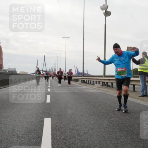 03.10.2025 - Köhlbrandbrückenlauf Matties Gatica Varas http://msf.ph/oto/9191826 03.10.2025 16:07:47 Position 3 9661, 9644 meine-sportfotos.de