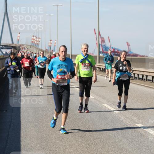 03.10.2025 - Köhlbrandbrückenlauf Yannick Fuchs http://msf.ph/oto/9191910 03.10.2025 12:12:57 Position 3 5116, 6402, 5121 meine-sportfotos.de