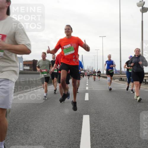 03.10.2025 - Köhlbrandbrückenlauf Matties Gatica Varas http://msf.ph/oto/9191918 03.10.2025 16:08:10 Position 3 9720, 9723 meine-sportfotos.de