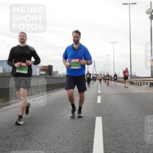03.10.2025 - Köhlbrandbrückenlauf Matties Gatica Varas http://msf.ph/oto/9191929 03.10.2025 16:08:12 Position 3 8462, 8463 meine-sportfotos.de