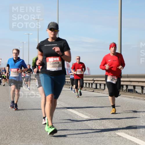 03.10.2025 - Köhlbrandbrückenlauf Yannick Fuchs http://msf.ph/oto/9192018 03.10.2025 11:52:59 Position 3 4998, 4325 meine-sportfotos.de