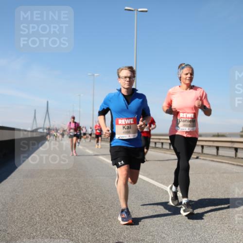 03.10.2025 - Köhlbrandbrückenlauf Yannick Fuchs http://msf.ph/oto/9192063 03.10.2025 11:53:02 Position 3 1, 4998, 4933 meine-sportfotos.de