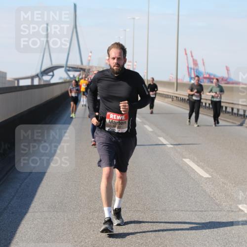 03.10.2025 - Köhlbrandbrückenlauf Yannick Fuchs http://msf.ph/oto/9192120 03.10.2025 12:13:24 Position 3 5139 meine-sportfotos.de